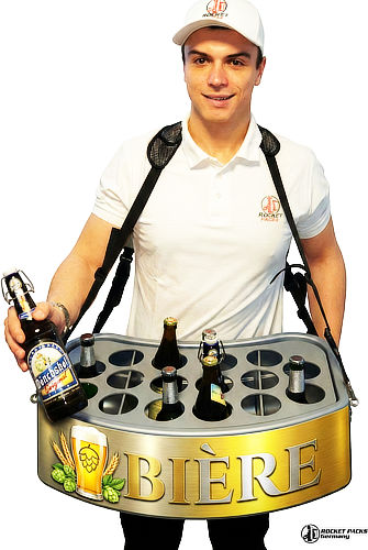 Vendeur ambulant portant un plateau de vente ergonomique rempli de bières fraîches lors d'un match au stade.