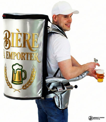 Serveur mobile Rocketpacks équipé d'un sac à dos distributeur de bière servant des clients lors d'un festival de musique en plein air.