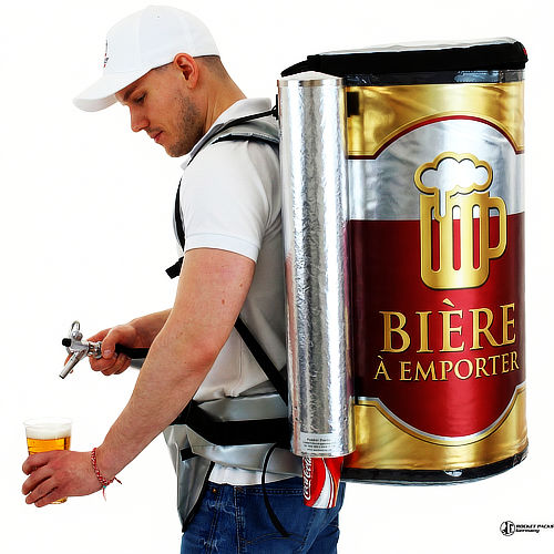 Vendeur Rocketpacks ambulant utilisant un sac à dos à bière pression pour servir les spectateurs dans les tribunes d'un stade.